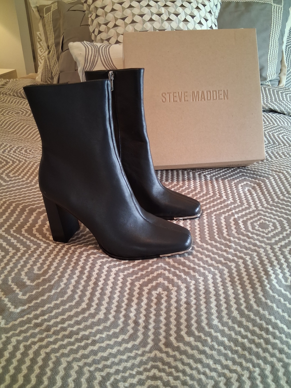 Steve Madden Black Leather Ankle Boots with Metal Toe Accent. New Never Worn - Picture 3 of 3